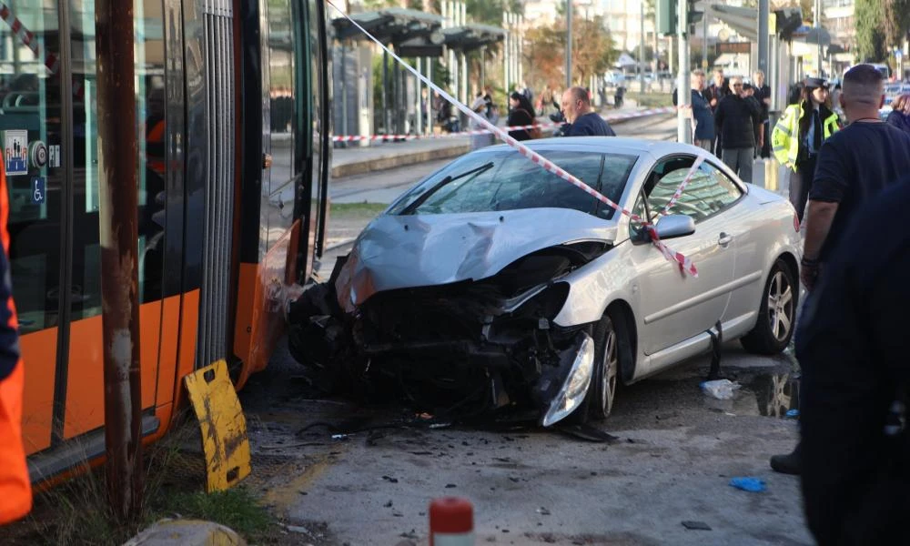 Φάληρο: Πώς το ΙΧ χάνει το έλεγχο και συγκρούεται με το τραμ